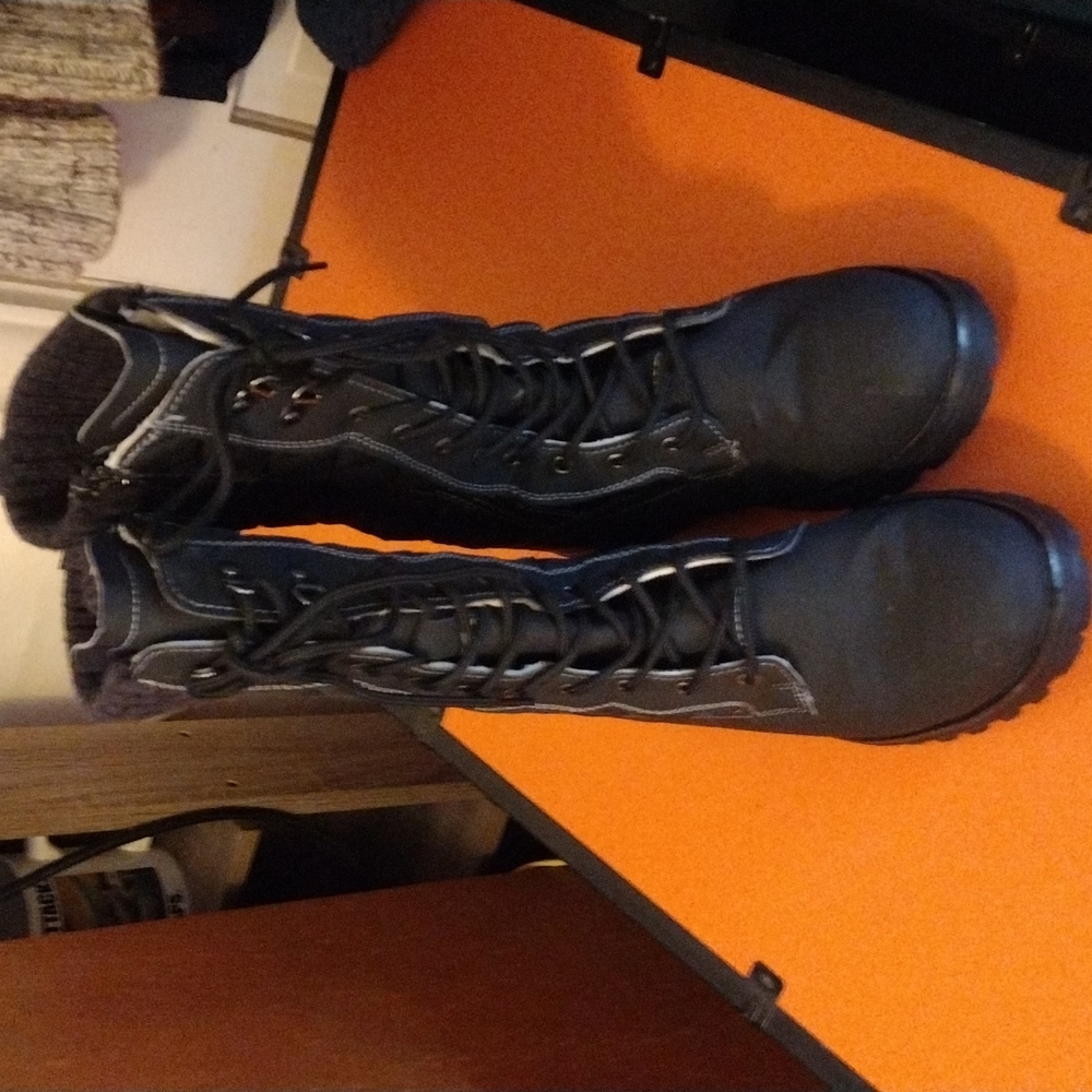 Snow boots
